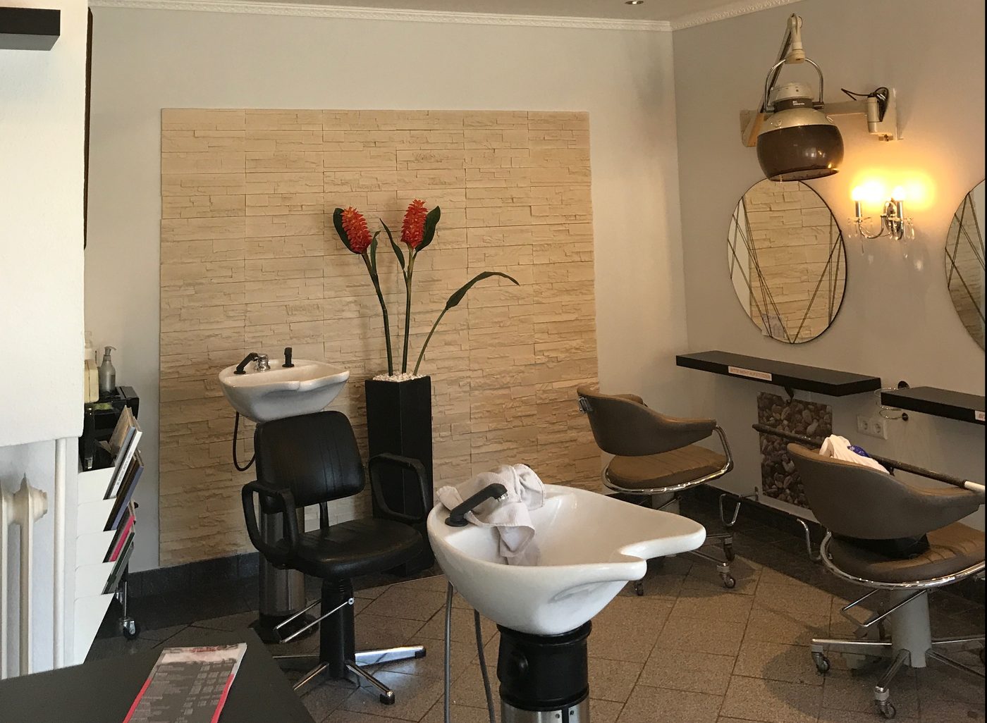 Waschplätze und Frisierplätze im Salon creHAARtiv